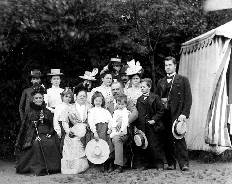 Bary-Samoiloff familes outdoors with tent